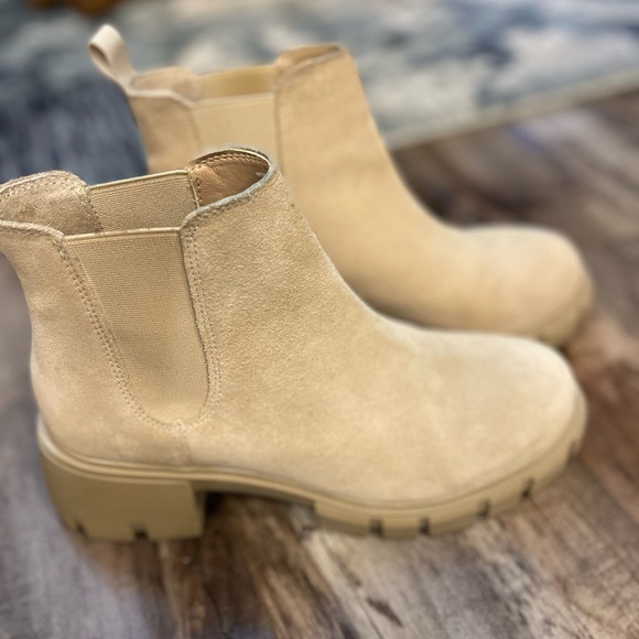 Steve Madden Shoes - Steve Madden Chelsea Boot | Harlow size 8 | 
Leather Upper | Suede